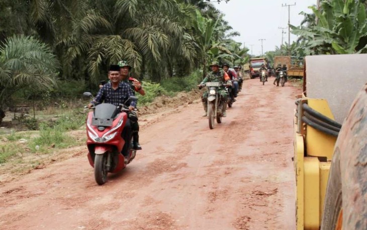 Tinjau progres pengerjaan jalan TMMD naik sepeda motor 