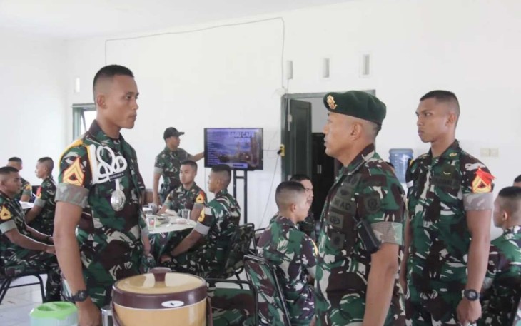 Danmenarmed 2 Kostrad Letkol Arm Siswo Budiarto saat berdialog dengan taruna muda di Yonarmed 1 Kostrad, Senin (27/5)