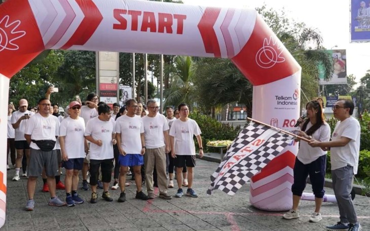 VP Corporate Communication Telkom, Andri Herawan Sasoko melepas peserta fun run