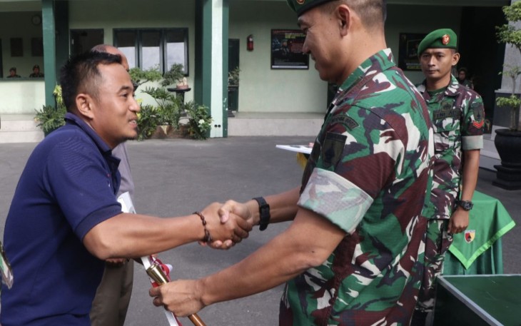 Dandim 0807/Tulungagung Letkol Czi Nooris Agus Rinanto saat penyerahan brigade alsintan