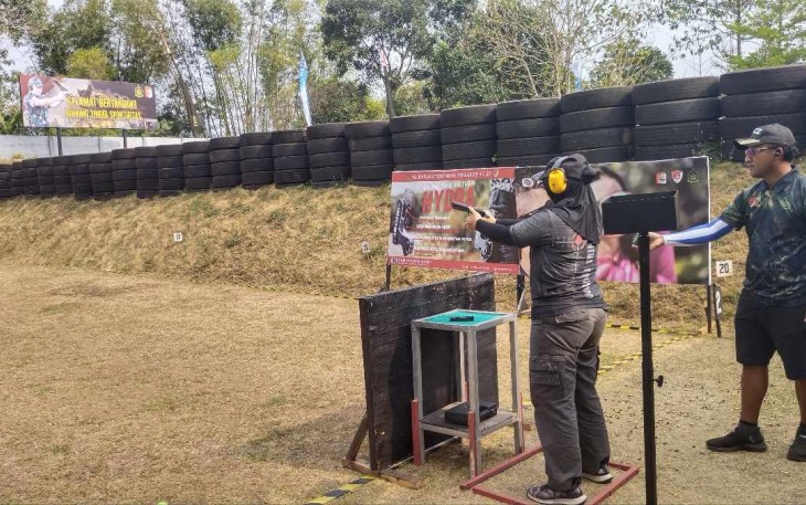 Serma (K) Inggar Puspitarini Srikandi Menarmed 2 Kostrad dalam lomba menembak Materi Ladolima Challenge Standar Single Lady, Minggu (25/8)