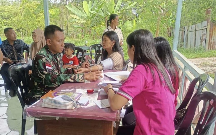 Personel satgas Yonzipur 5/ABW saat memberikan layanan kesehatan di perbatasan, Rabu (18/12)