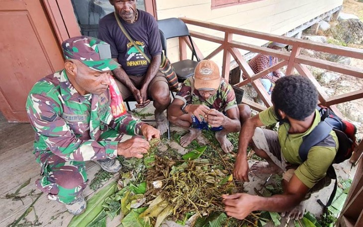 Babinsa Koramil Jila saat komsos bersama Masyarakat Jila  