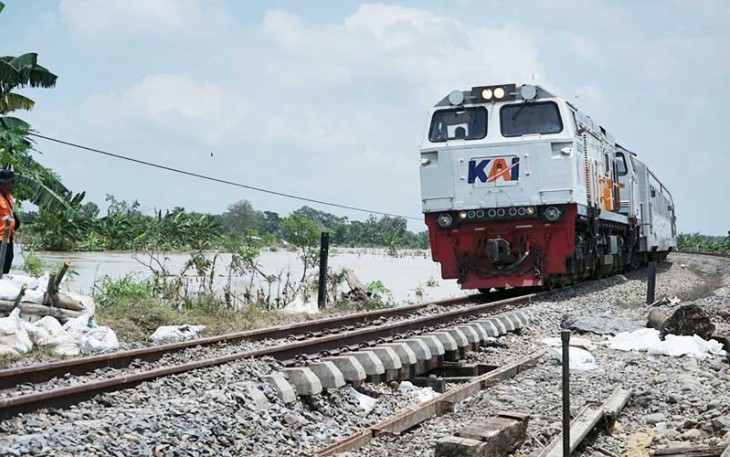 Jalur antara stasiun Gubug-Karangjati yang terimbas banjir sudah bisa dilalui kereta api meski dengan kecepatan terbatas.