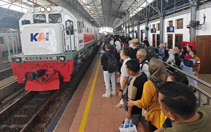 Penumpang di stasiun kereta api wilayah Daop 4 Semarang.