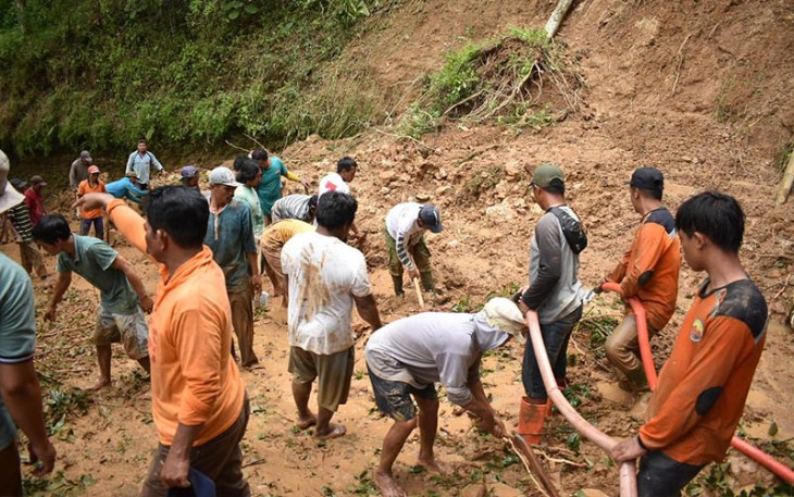  Warga dan relawan gotong-royong membersihkan material tanah longsor di Desa Menjing, Kecamatan Jenawi, Kabupaten Karanganyar.