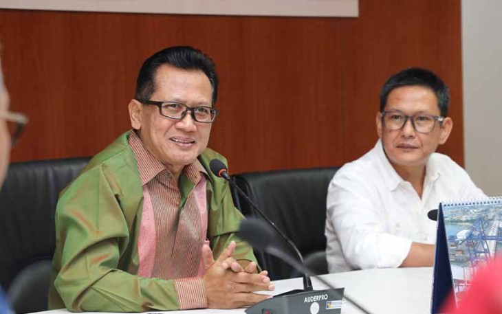 Diplomat Ahli Utama Kemenlu RI, Dr. Sudjatmiko (batik hijau) saat melakukan kunjungan kerja ke BP Batam