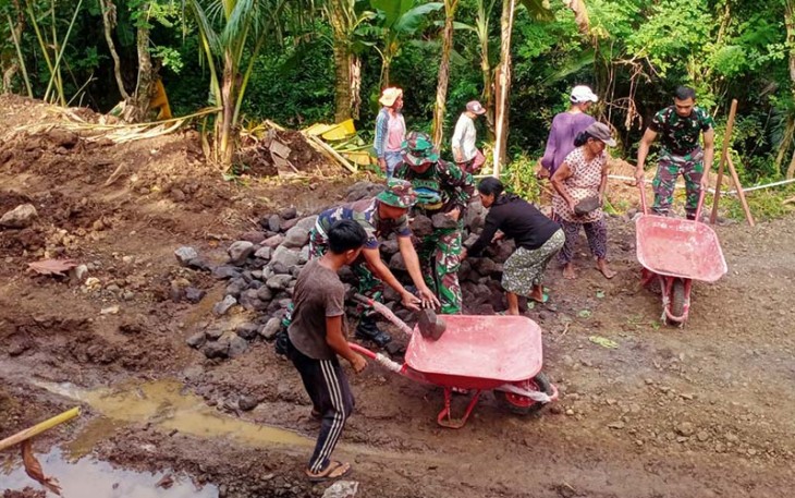 Warga Bercucuran Keringat di Hadapan TNI di Bukit Talas, Dusun Bukit Catu, Desa Selumbung, Kec. Manggis, Kab. Karangasem, Sabtu (17/02/2024).