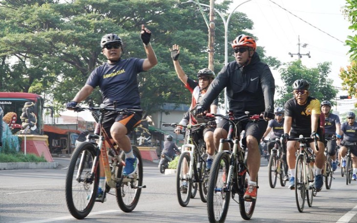 Olahraga fun bike yang dimulai dari kediaman Dankodiklatal di Jalan Kertajaya Surabaya menuju Bundaran ITS, Perumahan Pakuwon City ke arah utara menuju Kenjeran Park, Check Point di Jembatan Surabaya lalu dilanjutkan menuju daerah Tambak Wedi dan finish di Kodikopsla Kodiklatal, Ujung Surabaya, Kamis (11/01/2024) kemarin.