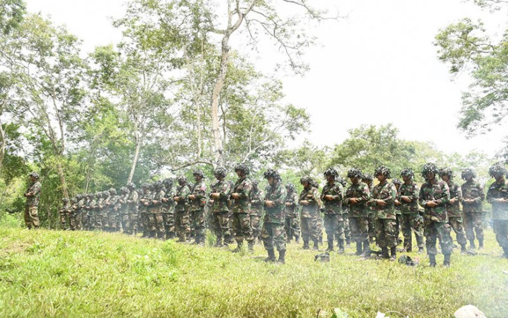 Siswa Kodiklatal saat salat berjamaah