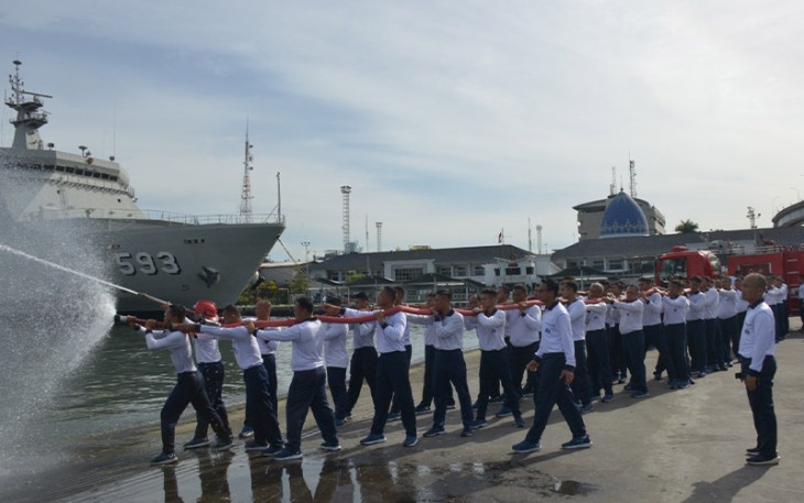 Prajurit Kolinlamil saat Latihan Penanggulangan Kebakaran