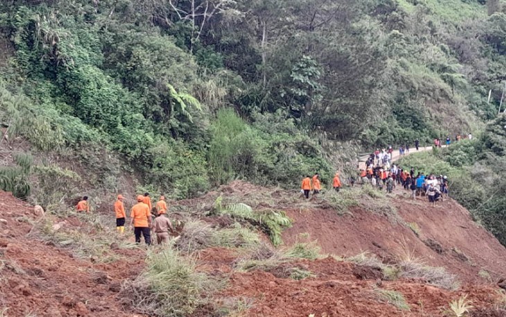 Tim gabungan dibantu warga berupaya melakukan pencarian korban di lokasi kejadian tanah longsor di Desa Bonglo, Kecamatan Bastem Utara, Kabupaten Luwu, Sulawesi Selatan pada Senin (26/2).