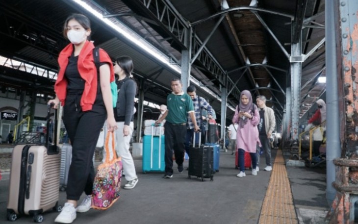 Penumpang kereta api di stasiun Semarang Poncol.