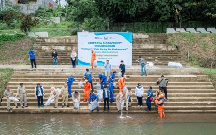 Brantas Abipraya Rawat Ekosistem Waduk Brigif dengan Tebar Benih Ikan