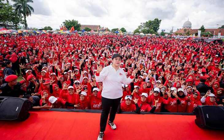 Ketua DPP PDI Perjuangan (PDIP) Puan Maharani ikut senam bersama dengan ibu-ibu yang ada di Kabupaten Banyumas, Jawa Tengah.