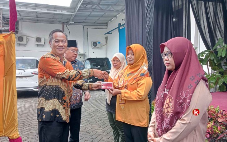 Ketua DPRD Kota Blitar Syahrul Alim Serahkan BLT DBHCHT untuk Buruh Pabrik Rokok yang Beroperasi di Kota Blitar (Foto : Faisal NR / Klikwarta.com)