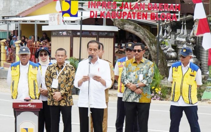 Presiden RI Ir H Joko Widodo didampingi Menteri PUPR Basuki Hadimuljono saat meresmikan 3 ruas jalan di Kabupaten Blora, Selasa (23/1/2024). 