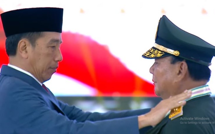 Presiden Joko Widodo saat menyematkan Jenderal TNI (HOR) Prabowo Subianto di Mabes TNI Cilangkap, Jakarta, Rabu (28/2)