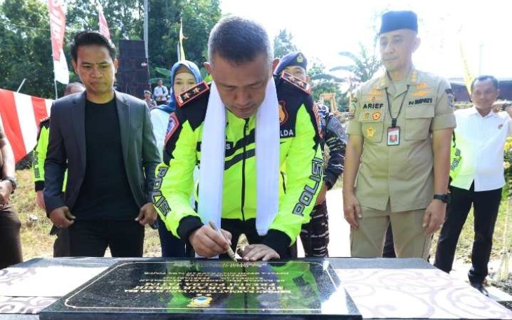 Kapolda Jatim Irjen Pol Imam Sugianto meresmikan sumur bor presisi di desa Kampak, Kabupaten Bangkalan