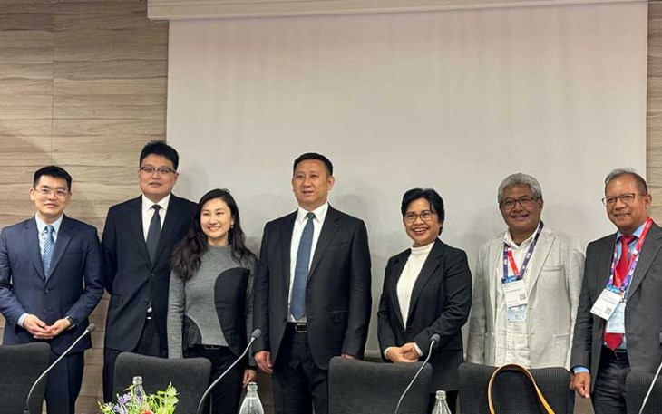 (kanan-kiri) Direktur Keuangan & Manajemen Risiko Telkom Heri Supriadi, Direktur Network & IT Solustion Telkom Herlan Wijanarko, Direktur Enterprise Business Telkom FM Venusiana beserta jajaran manajemen Huawei dalam acara penandatanganan kerja sama untuk percepatan adopsi pemanfaatan Artificial Intellingence (AI) untuk dunia usaha antara Telkom dan Huawei, dalam acara Mobile World Congress 2024 di Barcelona, beberapa waktu lalu.
