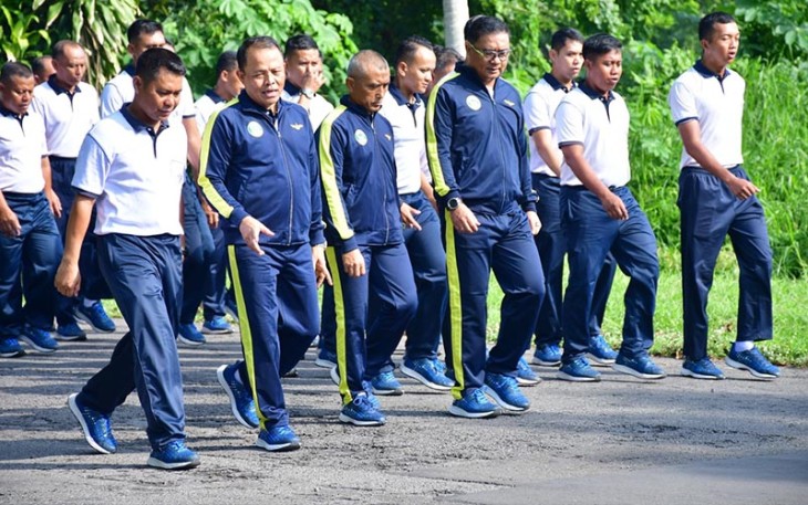 Wadan Puspenerbal, Laksma TNl Bayu Alisyahbana saat olahraga bersama prajurit Penerbangan TNl AL wilayah Surabaya, Jumat (26/1/2024).