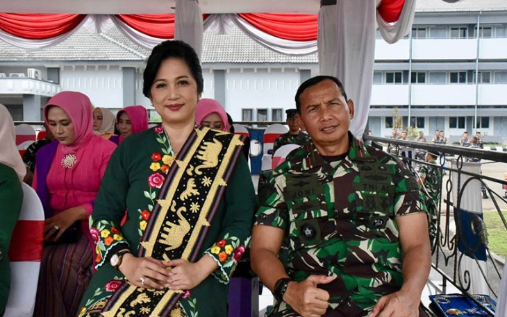 Danlantamal V Brigjen TNI Marinir Joni Sulistiawan, S. H., M. Han., didampingi Ketua Korcab V DJA II Ny. Heny Joni Sulistiawan.