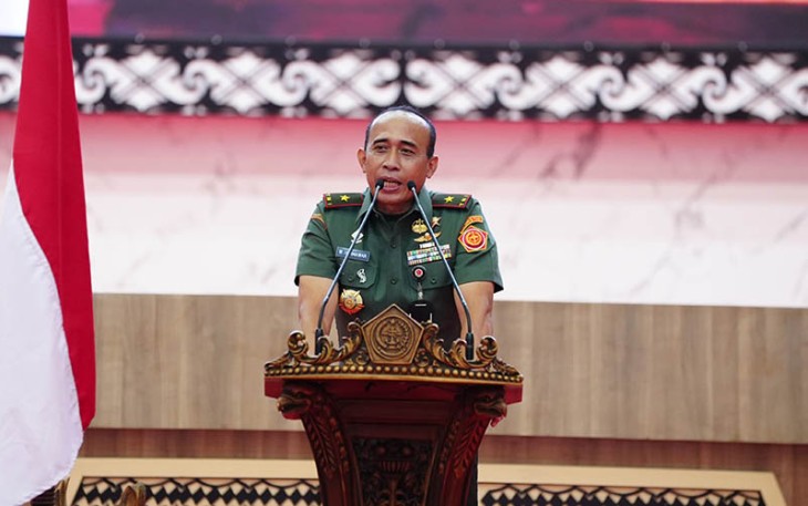 Dandenma Mabes TNI Brigjen TNI Wawan Hermawan saat memberikan pengarahan sebagai pedoman dalam menjalankan tugas kepada personel Wanita Tentara Nasional Indonesia (Wan TNI) UO Mabes TNI, bertempat di GOR A. Yani Mabes TNI, Cilangkap, Jakarta Timur, Rabu (6/3/2024).