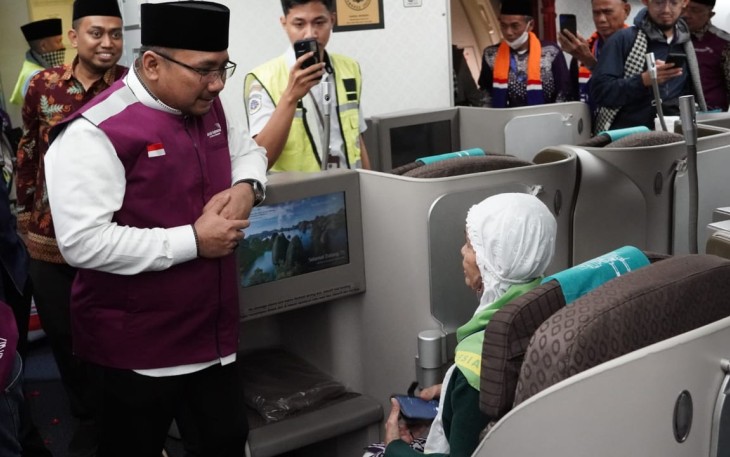 Menag Yaqut Cholil Qoumas saat berdialog dengan jemaah haji kloter pertama 