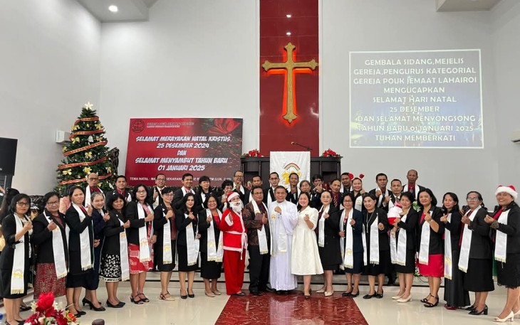 Personel Lanud Sultan Hasanuddin Serta Masyarakat saat Gelar Ibadah Natal di Gereja Katolik Bunda Maria dan Gereja POUK Lahai-Roi