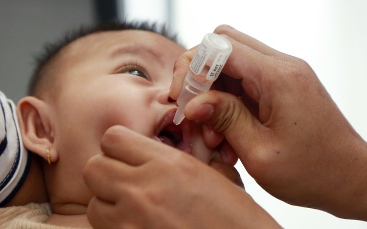 Pemberian imunisasi PIN Polio