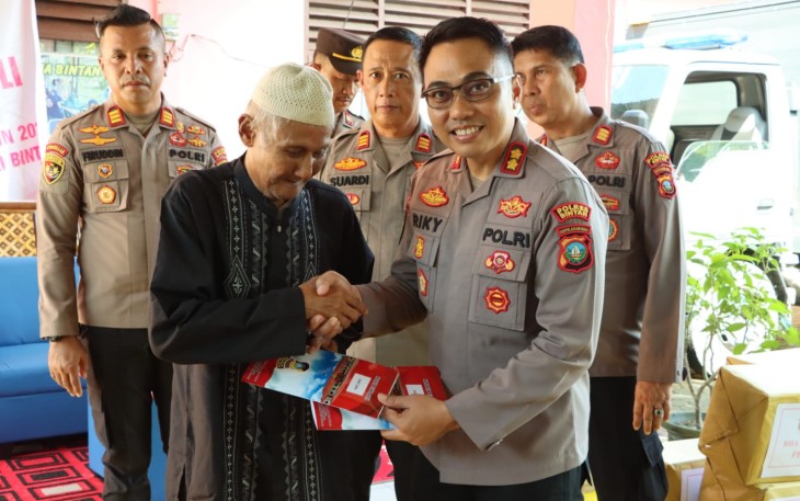 Polres Bintan Salurkan Ratusan Paket Sembako Kepada Masyarakat
