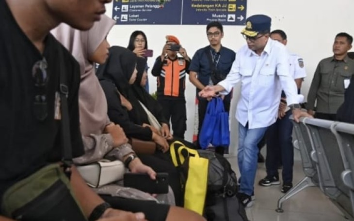 Menhub Budi Karya Sumadi saat meninjau stasiun kereta api di jalur selatan Jawa.