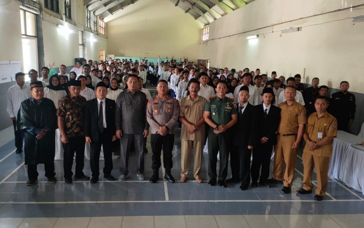 Pelantikan dan pembekalan sejumlah anggota Pengawas Tempat Pemungutan Suara (PTPS), berlangsung di Balai Desa Bungur, Kec. Tulakan, Kab. Pacitan, Selasa (23/01/2024). 