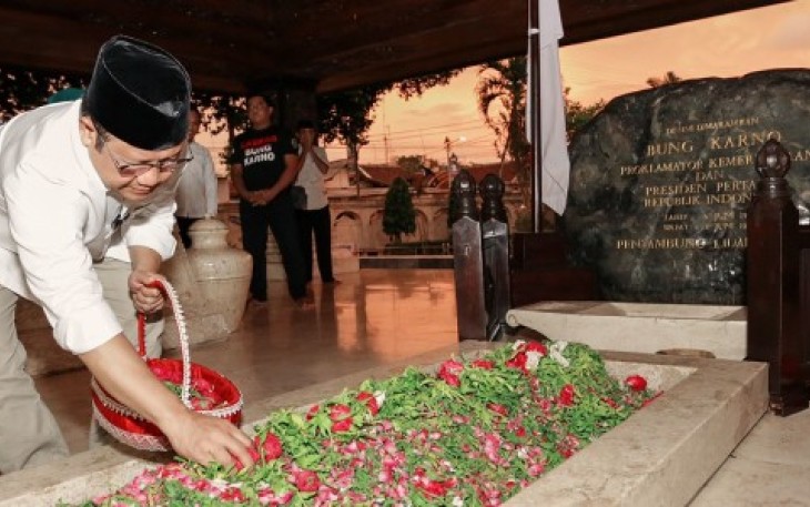 Gus Imin saat ziarah ke Makam Presiden RI pertama, Soekarno di Kabupaten Blitar, Jawa Timur, Kamis (11/1/24). 