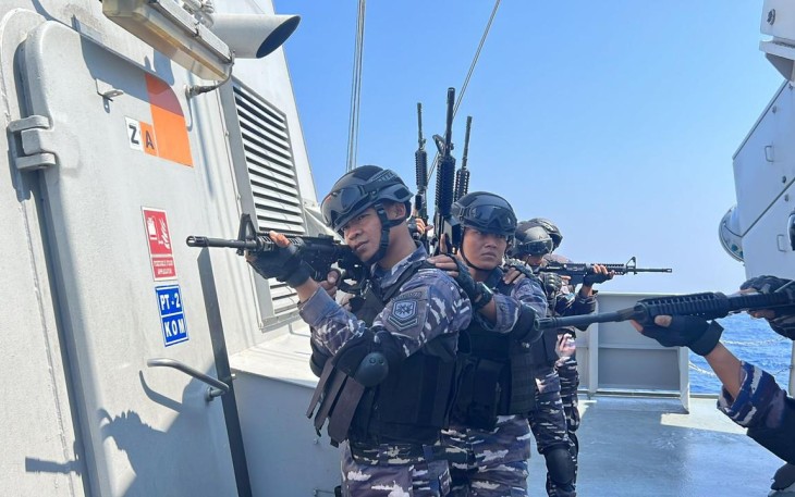 Prajurit TNI AL saat Latihan diatas KRI Sultan Iskandar Muda-367 di Perairan Teluk Benggala, Sabtu (17/02).