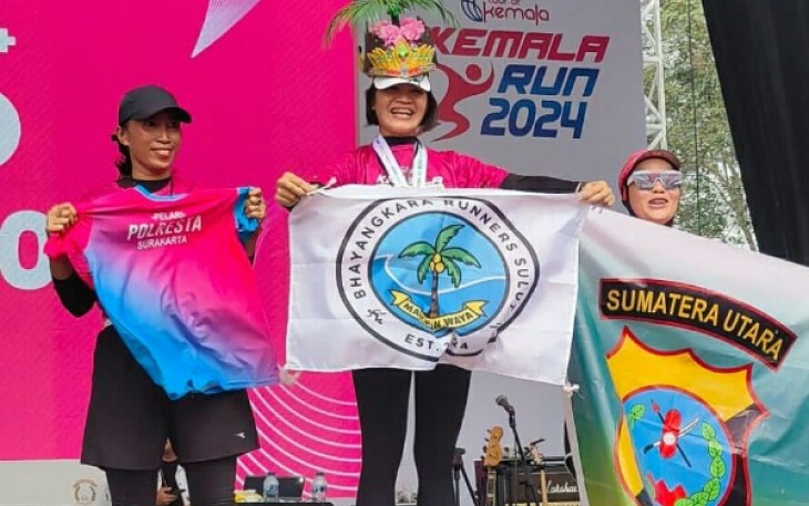 Personil Polda Sulut saat berada diatas panggung penerimaan piala