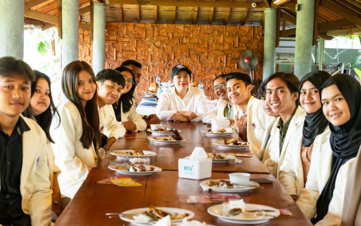Puan dengan 15 mahasiswa penerima beasiswa dari program Kartu Indonesia Pintar (KIP) saat makan siang bersama di Restoran Joglo Rini, Salatiga, Jumat (12/1/2024).