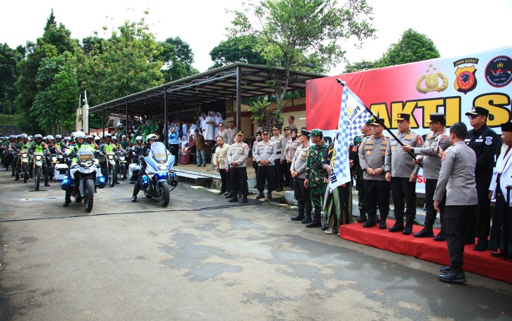 Kepala Operasi Nusantara Cooling System (NCS) Polri, Irjen Pol Asep Edi Suheri melepas proses distribusi 5.000 paket sembako untuk masyarakat di Kabupaten dan Kota Sukabumi, Jawa Barat