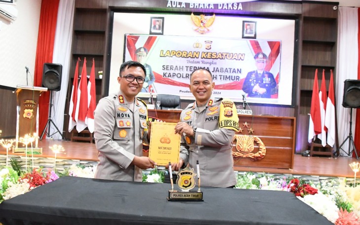 Tradisi penyambutan Kapolres Aceh Timur Polda Aceh yang baru AKBP Nova Suryandaru, S.I.K., dilaksanakan di Depan Penjagaan Mako Polres Aceh Timur. Senin (15/01/2024)