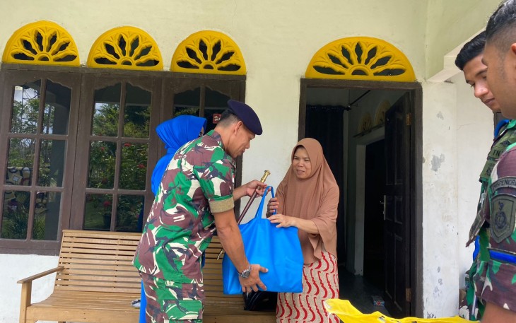Jalasenastri Lanudal Sabang Berbagi Sembako Masyarakat Kurang Mampu