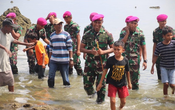 Aksi Prajurit TNI AL bersama Masyarakat Bersihkan Pesisir Pantai
