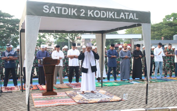 Keluarga Besar Satdik-2 Kodiklatal saat salat Idul Adha 1445 H/2024 M