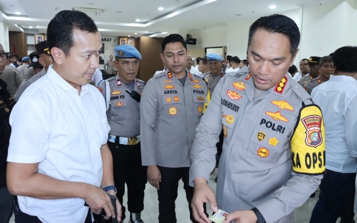Kapolres Metro Jakarta Barat Kombes Pol M Syahduddi didampingi Wakapolres Metro Jakarta Barat Akbp Teuku Arsya Khadafi, saat melakukan pemeriksaan senpi dan amunisi anggota Senin, 23/12/2024.