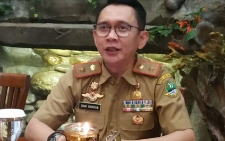 Pj Bupati Bekasi Dani Ramdan saat memimpin langsung Rapim Evaluasi Laporan dan Pelaksanaan Kegiatan Pembangunan Pemerintah Kabupaten Bekasi, yang berlangsung di Hotel Sahid Jaya Lippo Cikarang, Kecamatan Cikarang Selatan, pada Senin (08/07/2024). 