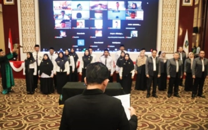 Gubernur Kepulauan Riau Ansar Ahmad disaksikan Sekdaprov Adi Prihantara dan Kepala Dinas Pendidikan Andi Agung mengukuhkan Guru yang diberikan penugasan sebagai Kepala SMAN dan SMKN serta melantik Pejabat Fungsional Pengawas Sekolah di Aula Wan Seri Beni, Dompak, Jumat (5/1)