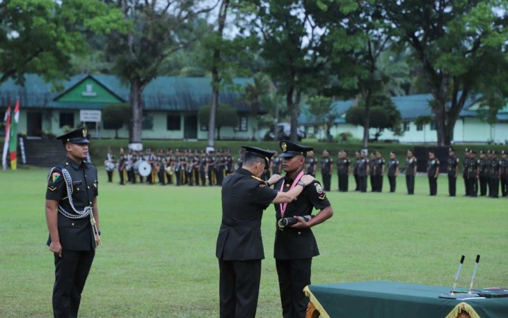 Pangdam I/BB, Mayjen TNI Mochammad Hasan saat melantik 141 Bintara Remaja dalam upacara Penutupan Pendidikan Pertama Bintara (Dikmaba) TNI AD TA 2023 di Mako Rindam I/BB, Pematangsiantar, Senin (29/1/2024).
