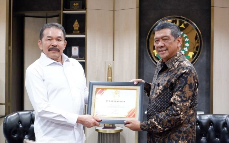 Jaksa Agung ST Burhanuddin Menerima Penghargaan Best Achievement Award 2023 dari Rakyat Merdeka