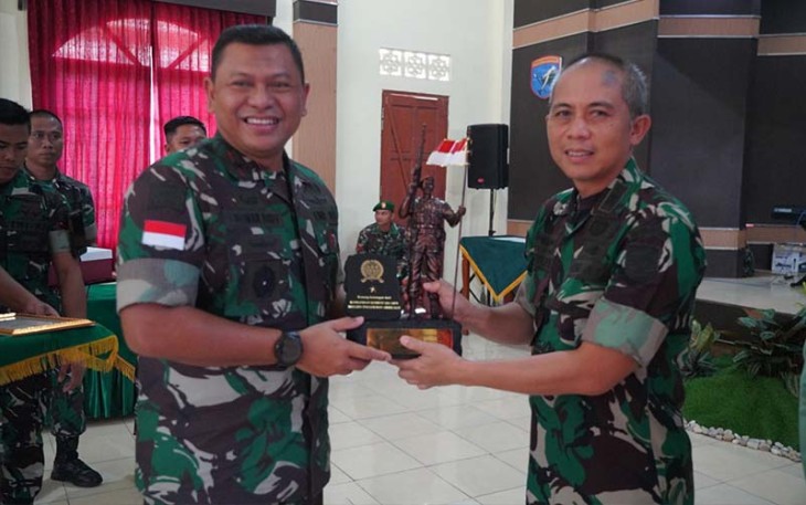 Danrem 121/ABW saat penyerahan cindera mata pada acara Serah Terima Jabatan, Tradisi Penerimaan dan Pelepasan Kasipers Kasrem 121/Abw, yang diselenggarakan di Aula Makorem 121/Abw, Jl. Pangeran Kuning, Sintang, Kalimantan Barat, Jum'at (16/02/2024). 