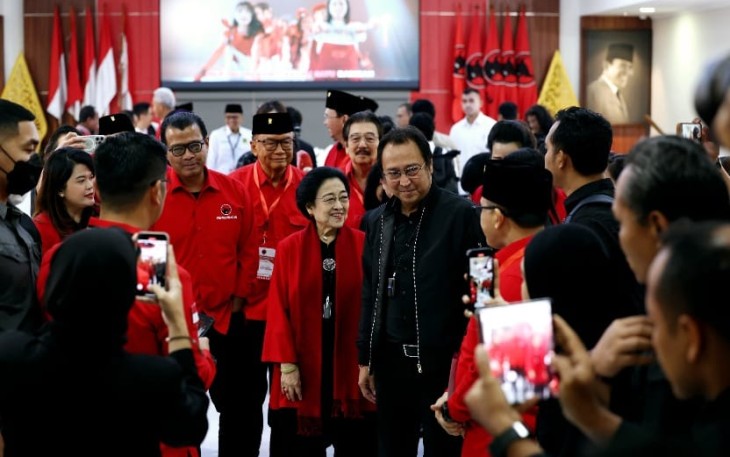 Ketua Umum DPP PDI Perjuangan (PDIP) Prof. Dr. (H.C) Megawati Soekarnoputri melakukan prosesi potong tumpeng dalam peringatan Hari Ulang Tahun (HUT) ke-51 Partai di Sekolah Partai, Lenteng Agung, Jakarta Selatan, Rabu (10/1/2024)