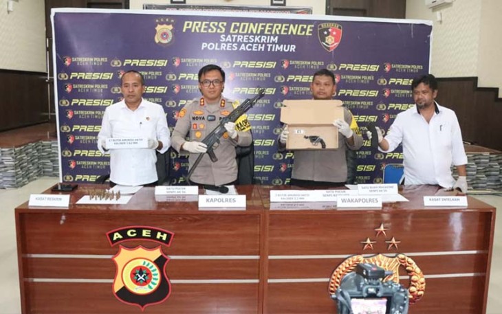 Kapolres Aceh Timur saatTerima Dua Pucuk Senjata Api dari Warga